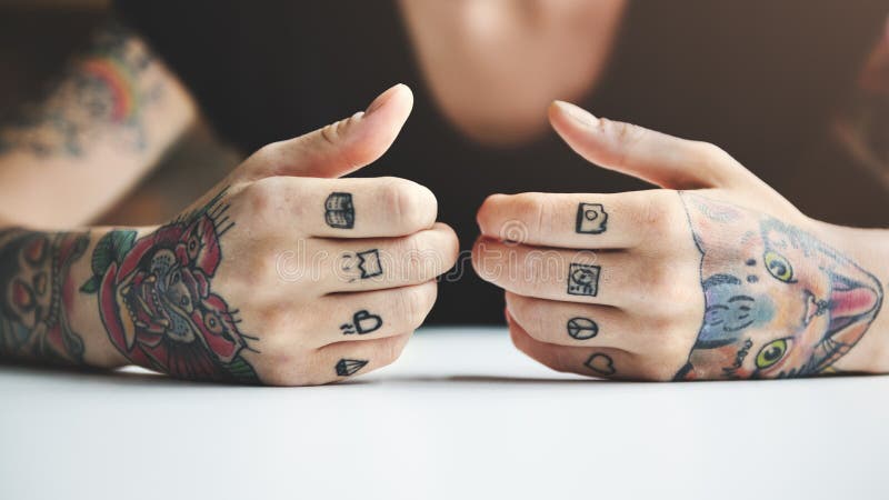 Mulher Da Tatuagem Com O Disco Do Registro De Vinil Da Música Com Jogador  Foto de Stock - Imagem de etiqueta, entretenimento: 92935794