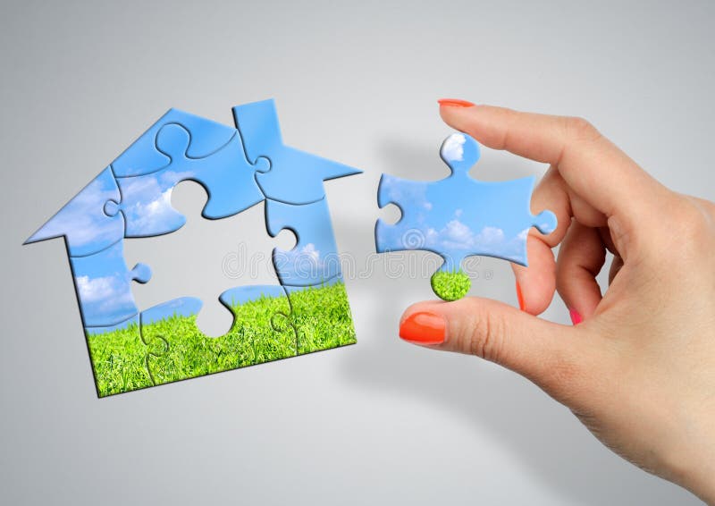Conceito amigável da casa de Eco, casa feita do enigma fotos de stock royalty free