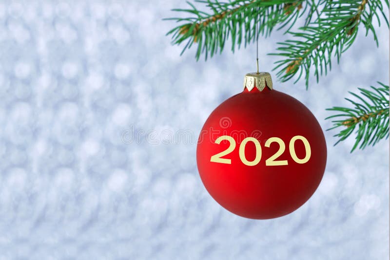 Conceito Ano Novo 2020 Atmosfera mágica Bola de Natal com números de 2020, símbolo do ano novo que vem enforcado numa árvore de n fotografia de stock Conceito Ano Novo 2020 Atmosfera mágica Bola de Natal com números de 2020, símbolo do ano novo que vem enforcado numa árvore de n fotografia de stock