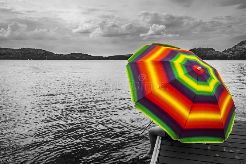 Conceito: arco-íris guarda-chuva colorido drama preto e branco, e foto de stock Conceito: arco-íris guarda-chuva colorido drama preto e branco, e foto de stock