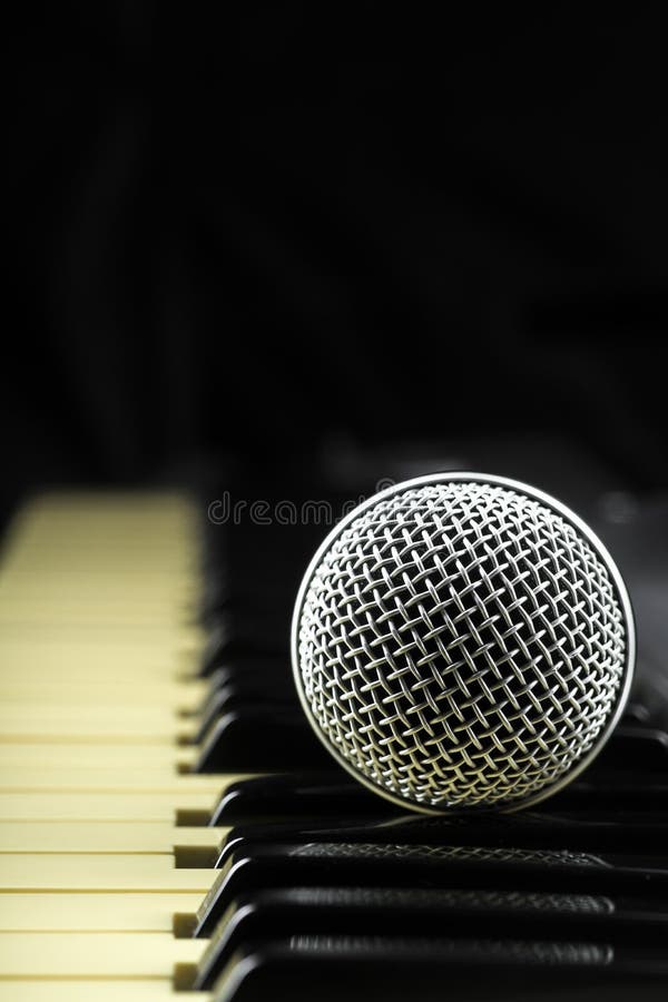 Conceito atrás da música o microfone e as chaves fotografia de stock royalty free Conceito atrás da música o microfone e as chaves fotografia de stock royalty free