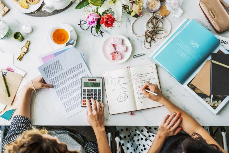 Conceito calculador explicando do plano de negócios da análise imagem de stock Conceito calculador explicando do plano de negócios da análise imagem de stock