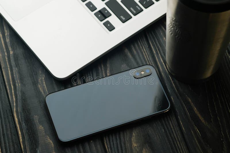 Conceito criativo do espaço de trabalho Tabela de funcionamento criativa profissional do designer gráfico com telefone, caderno e foto de stock Conceito criativo do espaço de trabalho Tabela de funcionamento criativa profissional do designer gráfico com telefone, caderno e foto de stock