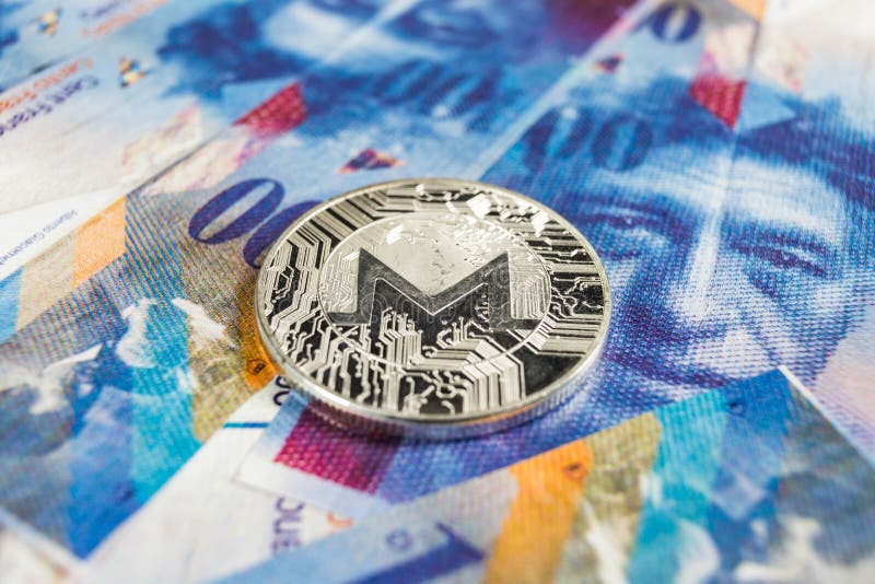 Conceito cripto da moeda - um Monero com moeda do franco suíço, Suíça fotos de stock Conceito cripto da moeda - um Monero com moeda do franco suíço, Suíça fotos de stock