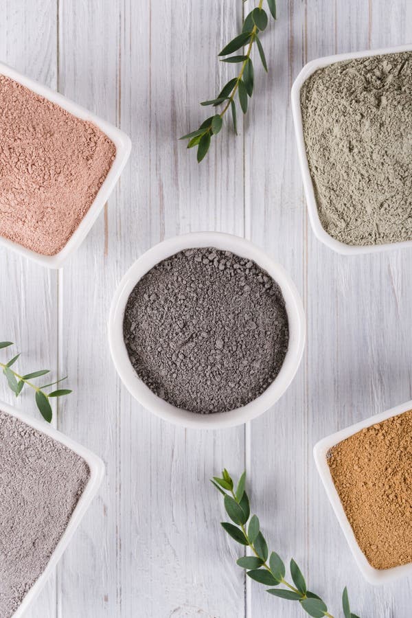 Conceito da beleza A configuração lisa, lama diferente da argila pulveriza ingredientes naturais para a máscara caseiro do facial imagens de stock royalty free Conceito da beleza A configuração lisa, lama diferente da argila pulveriza ingredientes naturais para a máscara caseiro do facial imagens de stock royalty free