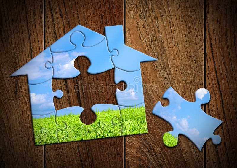 Conceito de casa ecológica, casa feita de puzzle imagens de stock royalty free