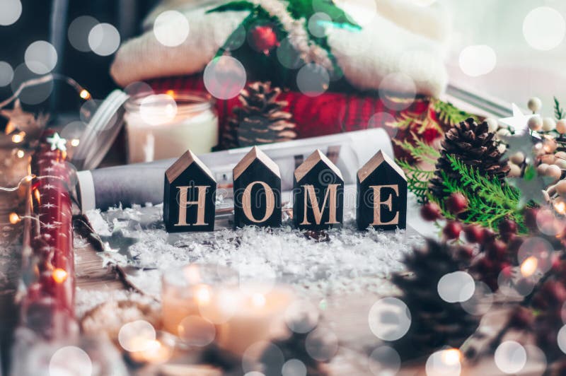 Conceito da casa e do conforto Camiseta morna da decoração do Natal, velas, árvore de Natal Casa da palavra Humor do inverno, cas
