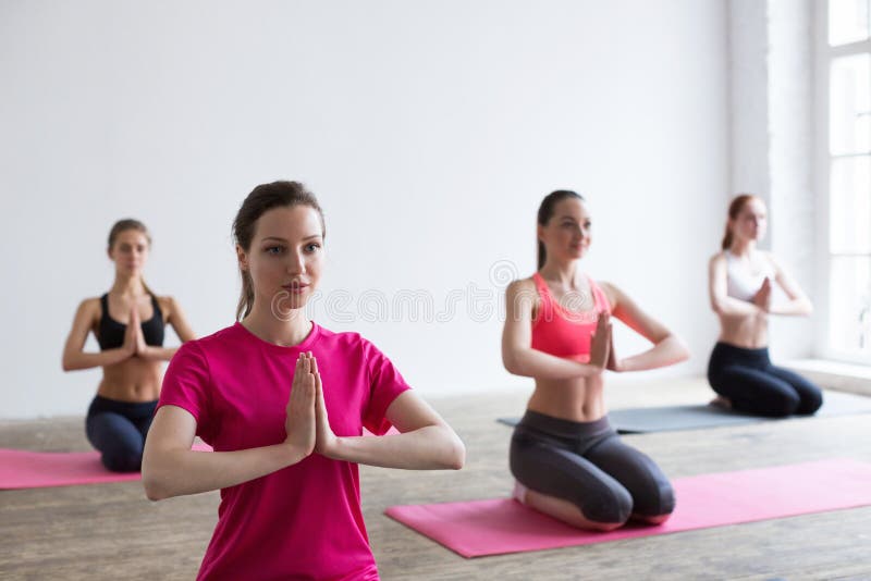 Conceito da classe do exercício de prática da ioga imagem de stock Conceito da classe do exercício de prática da ioga imagem de stock