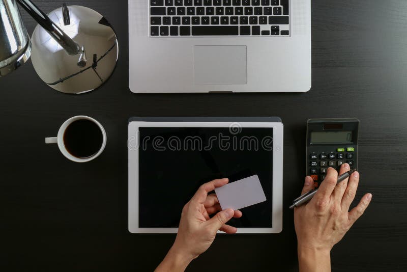 Conceito da compra do Internet Ideia superior das mãos que trabalham com calcula fotografia de stock Conceito da compra do Internet Ideia superior das mãos que trabalham com calcula fotografia de stock