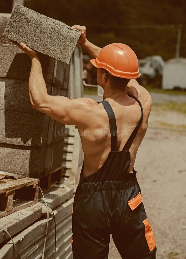 Homem Construtor Durante O Conceito De Trabalho PNG , Tijolo