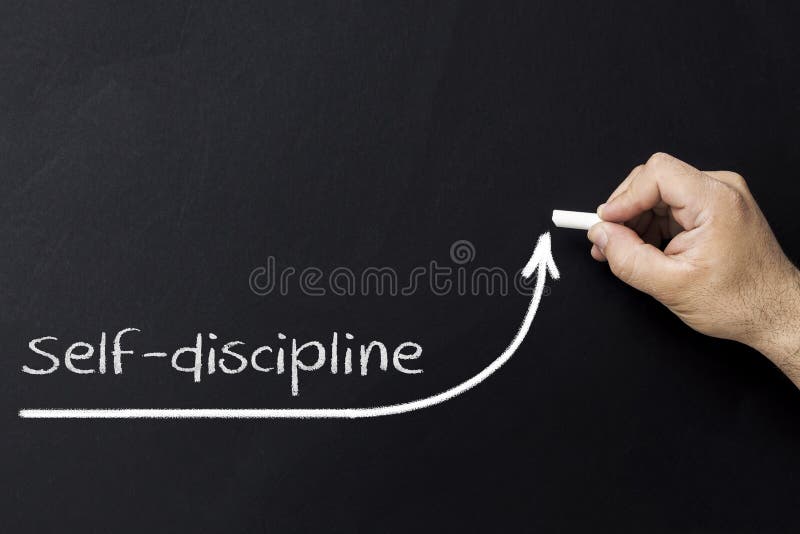 Conceito da disciplina do auto Mão com a seta de aumentação do desenho de giz Motivação da disciplina e do auto