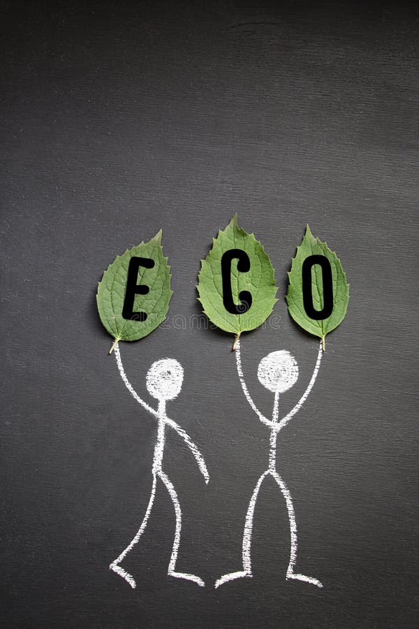 Conceito da ecologia Risque povos do desenho com as folhas frescas com o eco da palavra no fundo do quadro-negro ou do quadro fotos de stock royalty free Conceito da ecologia Risque povos do desenho com as folhas frescas com o eco da palavra no fundo do quadro-negro ou do quadro fotos de stock royalty free
