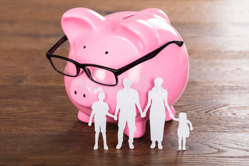 Conceito da economia da família na mesa de madeira imagens de stock Conceito da economia da família na mesa de madeira imagens de stock