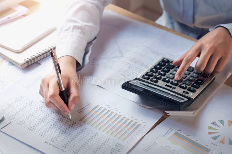 Conceito da finança e de contabilidade mulher de negócio que trabalha na mesa usando a calculadora para calcular