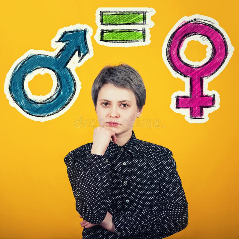 Conceito da igualdade de gênero com símbolo masculino e fêmea sobre a parede amarela Met?fora social da edi??o do sinal do sexo foto de stock Conceito da igualdade de gênero com símbolo masculino e fêmea sobre a parede amarela Met?fora social da edi??o do sinal do sexo foto de stock
