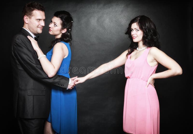 Conceito da infidelidade marital. Ódio da paixão do triângulo amoroso imagens de stock royalty free Conceito da infidelidade marital. Ódio da paixão do triângulo amoroso imagens de stock royalty free