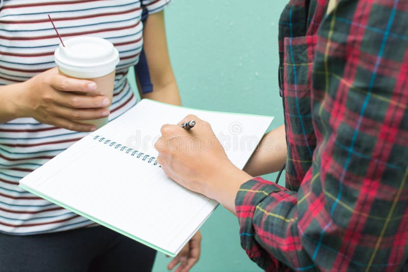 Conceito da instrução Duas mulheres asiáticas um estudante ou companheiro de quarto com amigo ajudas que analisam a aprendizagem fotografia de stock Conceito da instrução Duas mulheres asiáticas um estudante ou companheiro de quarto com amigo ajudas que analisam a aprendizagem fotografia de stock
