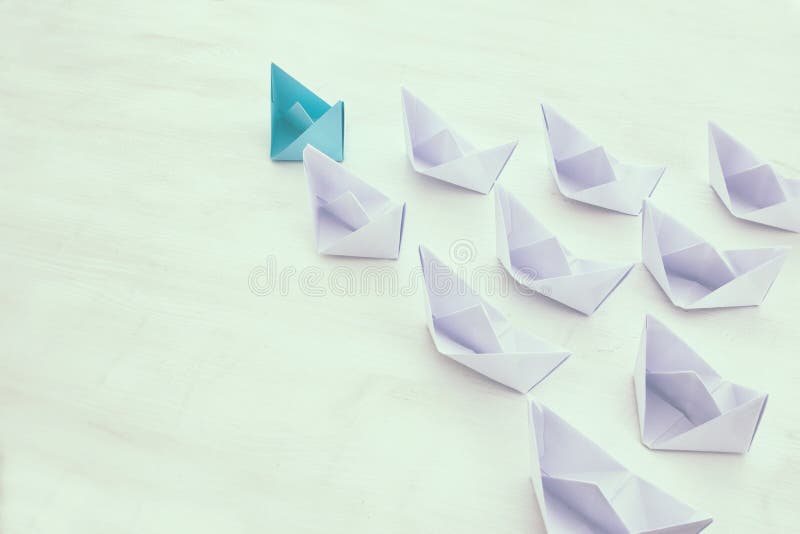 conceito da liderança, seguidores principais do barco do papel azul imagens de stock royalty free conceito da liderança, seguidores principais do barco do papel azul imagens de stock royalty free