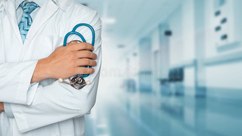 Conceito da medicina e dos cuidados médicos Doutor com o estetoscópio na clínica, close-up Conceito da medicina e dos cuidados médicos Doutor com o estetoscópio na clínica, close-up