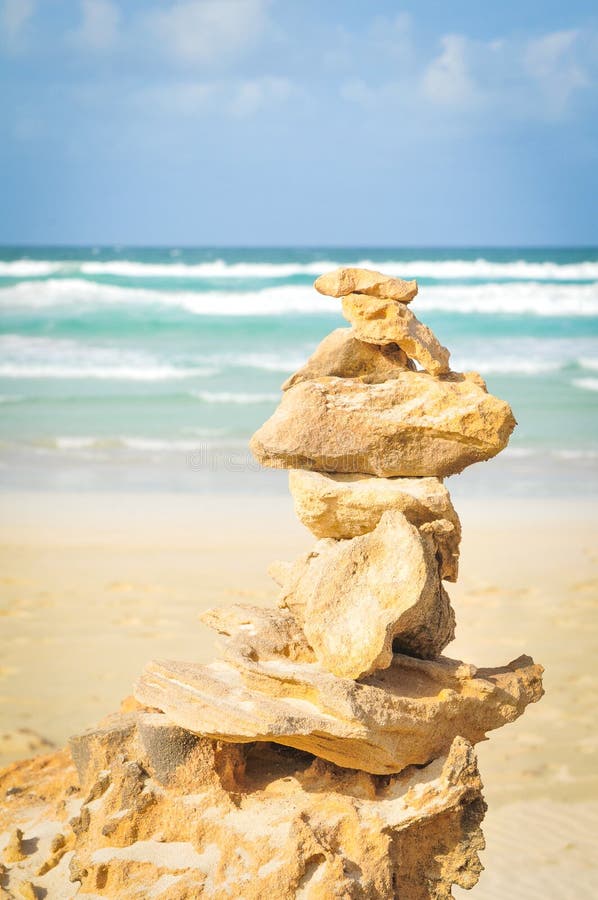 Conceito da meditação com rochas equilibradas imagens de stock Conceito da meditação com rochas equilibradas imagens de stock