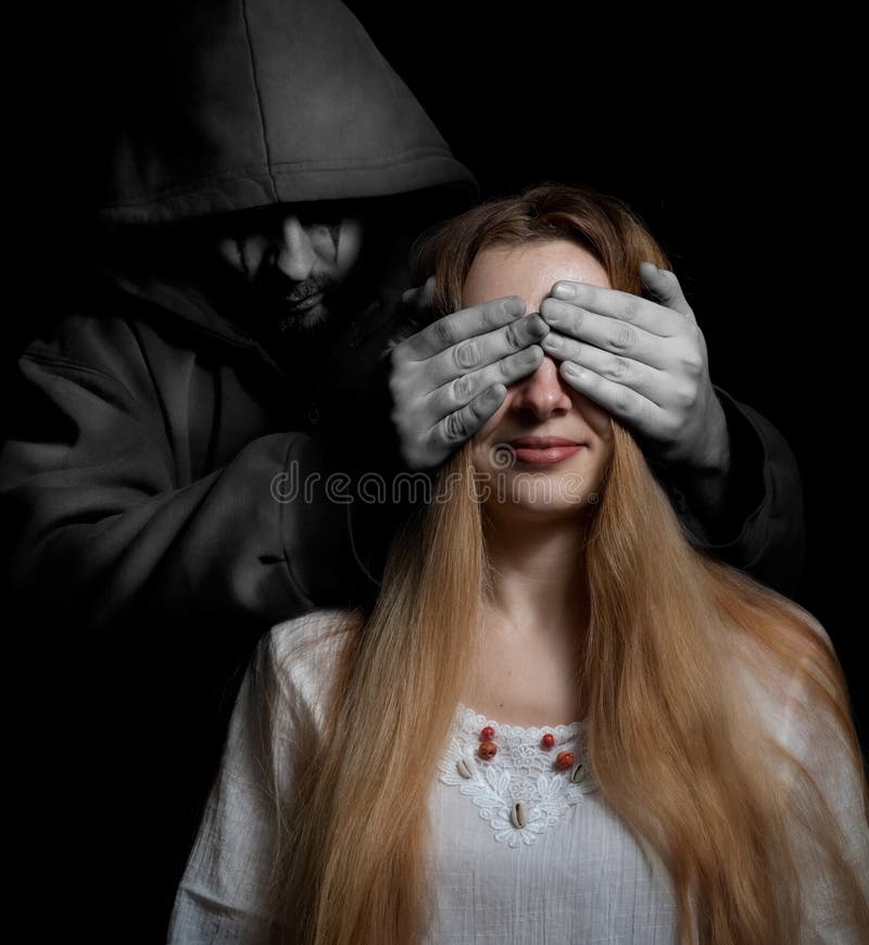 Conceito da morte: mulher surpreendida pelo homem mau fotografia de stock royalty free Conceito da morte: mulher surpreendida pelo homem mau fotografia de stock royalty free