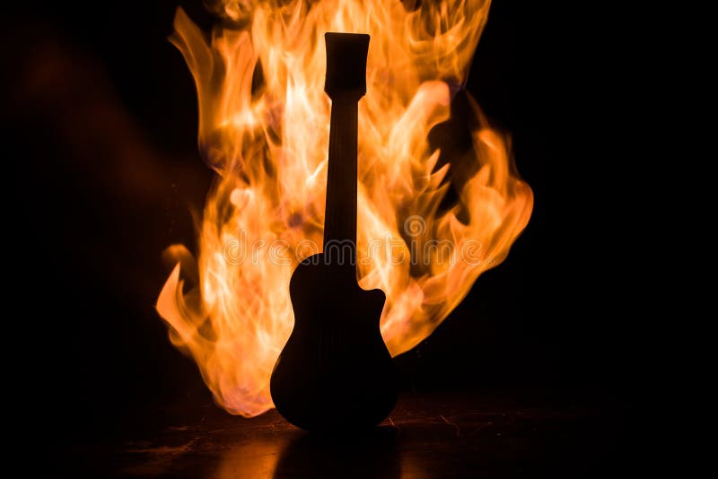 Conceito da música Guitarra acústica isolada em um fundo escuro sob o feixe de luz com fumo com espaço da cópia Cordas da guitarr imagens de stock Conceito da música Guitarra acústica isolada em um fundo escuro sob o feixe de luz com fumo com espaço da cópia Cordas da guitarr imagens de stock
