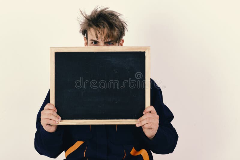 Conceito da ocupação e da propaganda Encanador no traje especial O mecânico ou o reparador guardam o quadro-negro com espaço da c fotos de stock royalty free Conceito da ocupação e da propaganda Encanador no traje especial O mecânico ou o reparador guardam o quadro-negro com espaço da c fotos de stock royalty free