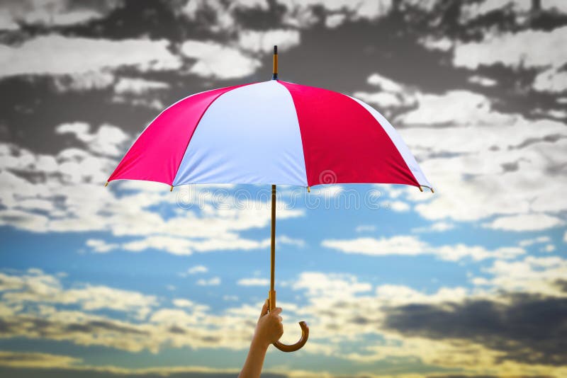 Conceito da prote??o: guarda-chuva do arco-?ris da terra arrendada da m?o distintivamente original imagem de stock Conceito da prote??o: guarda-chuva do arco-?ris da terra arrendada da m?o distintivamente original imagem de stock