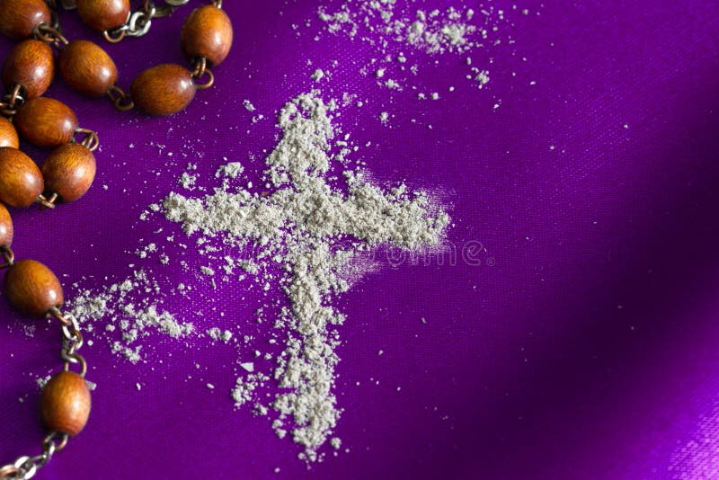 Conceito da religião de Ash Wednesday no fundo violeta da tela com rosário fotografia de stock Conceito da religião de Ash Wednesday no fundo violeta da tela com rosário fotografia de stock