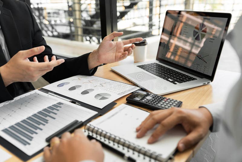 Conceito da reuni?o de empresa dos trabalhos de equipe, s?cios comerciais que trabalham com o laptop que analisa junto o projeto imagens de stock royalty free Conceito da reuni?o de empresa dos trabalhos de equipe, s?cios comerciais que trabalham com o laptop que analisa junto o projeto imagens de stock royalty free