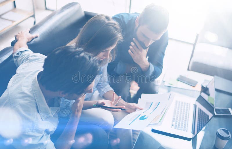 Conceito da reunião de negócio Equipe dos colegas de trabalho que trabalha o projeto startup novo no escritório moderno Analise o fotos de stock royalty free Conceito da reunião de negócio Equipe dos colegas de trabalho que trabalha o projeto startup novo no escritório moderno Analise o fotos de stock royalty free