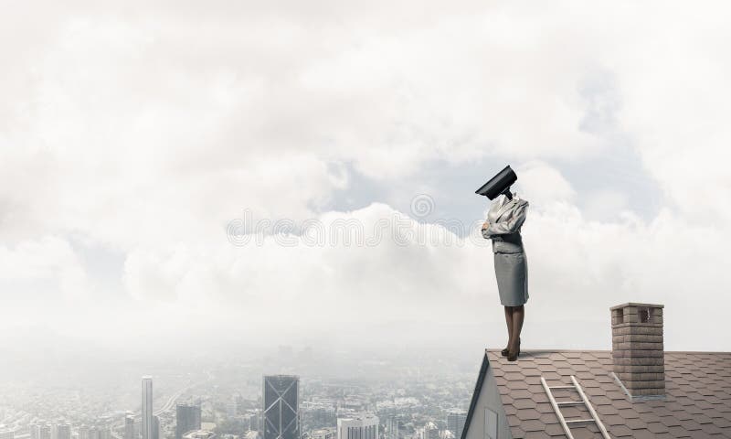 Conceito de segurança doméstica e proteção de privacidade com cabeça de câmara imagens de stock