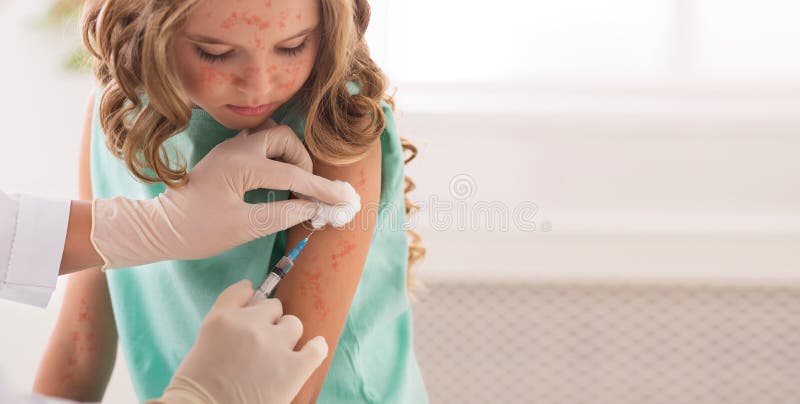 Conceito da vacina??o Menina que recebe a vacina do sarampo na clínica imagem de stock Conceito da vacina??o Menina que recebe a vacina do sarampo na clínica imagem de stock