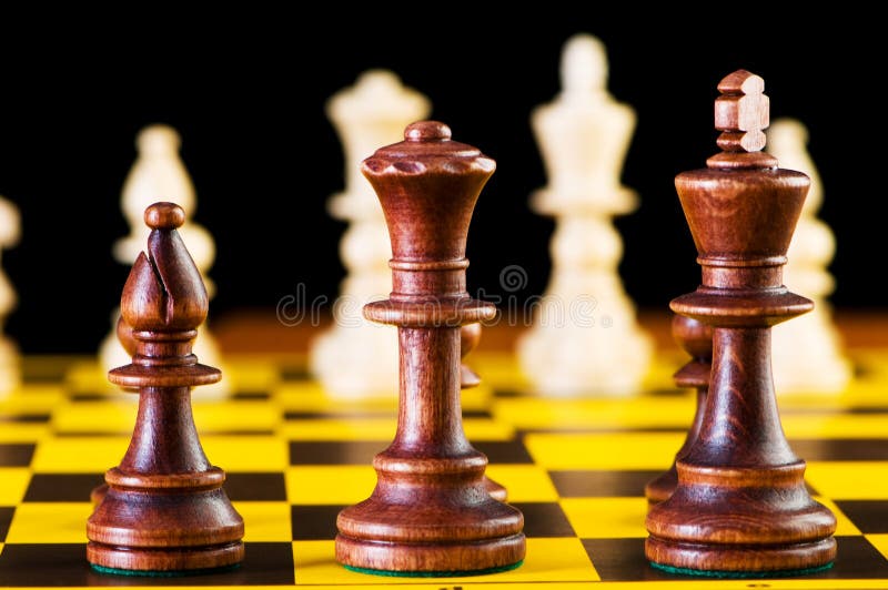 Conceito da xadrez com partes na placa fotos de stock