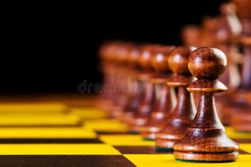 Conceito da xadrez com partes na placa fotografia de stock