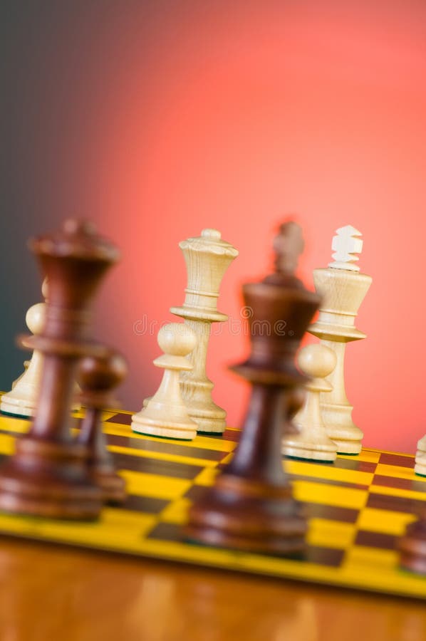 Conceito da xadrez com partes na placa imagem de stock