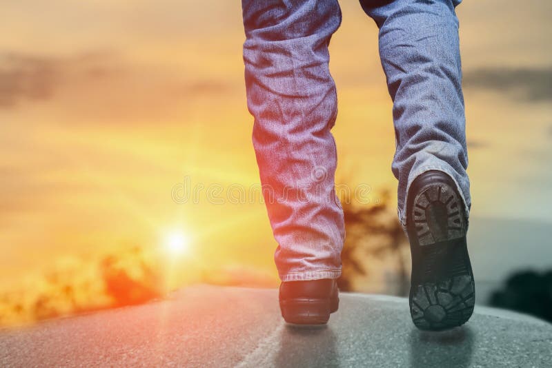 Conceito das ideias do sucesso com os povos que andam ? luz fotografia de stock Conceito das ideias do sucesso com os povos que andam ? luz fotografia de stock