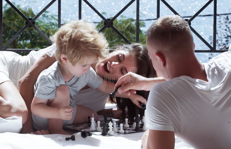 Jogar Xadrez. Escola De Xadrez. Criança Pensa No Jogo De Xadrez. Aluno  Inteligente E Inteligente Da Escola. Jogos Para O Cérebro Foto de Stock -  Imagem de menino, tabuleiro: 273499042