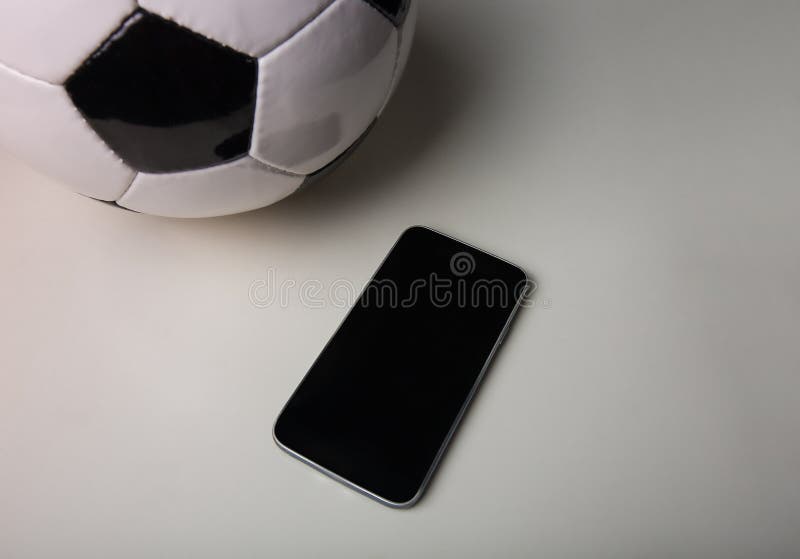 Notícias da partida de futebol na tela do smartphone isoladas