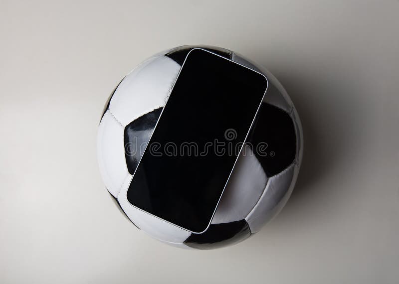 Conceito De Apostas De Futebol Em Direto Tela Vazia De Smartphone E Bola  Clássica De Futebol Isolada Em Fundo Negro Com Espaço De Foto de Stock -  Imagem de preto, site: 175800764