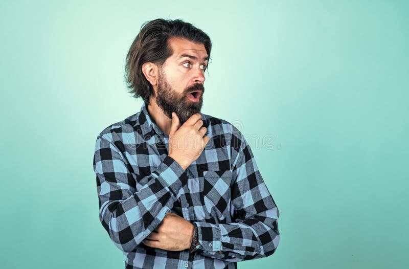 Barbeiro masculino em camisa xadrez penteando o cabelo de um