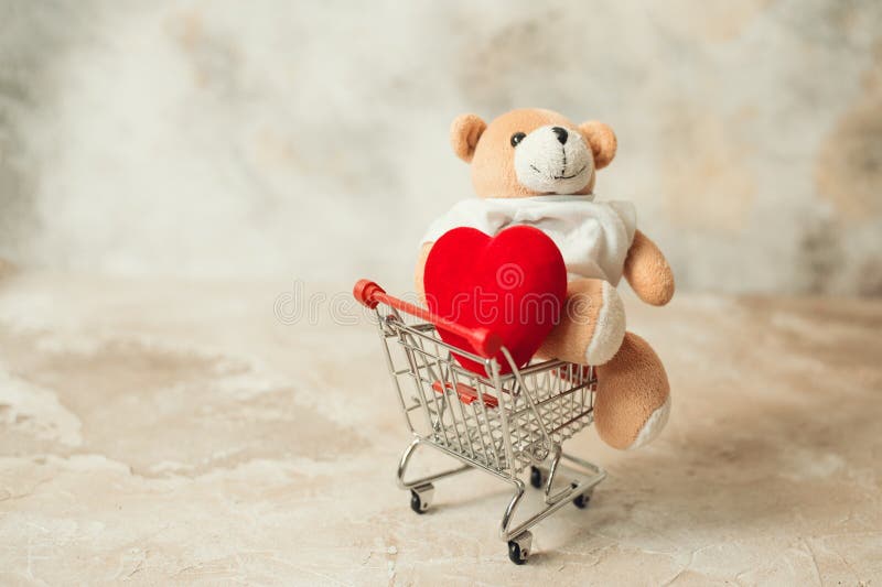 Conceito de compra do dia de Valentim Coração e presente brancos com fita vermelha foto de stock royalty free Conceito de compra do dia de Valentim Coração e presente brancos com fita vermelha foto de stock royalty free