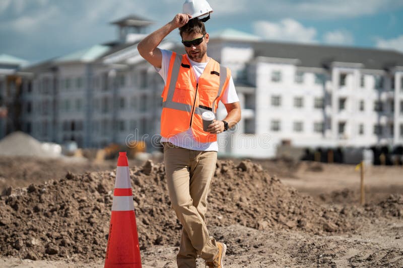 Homem Construtor Durante O Conceito De Trabalho PNG , Tijolo