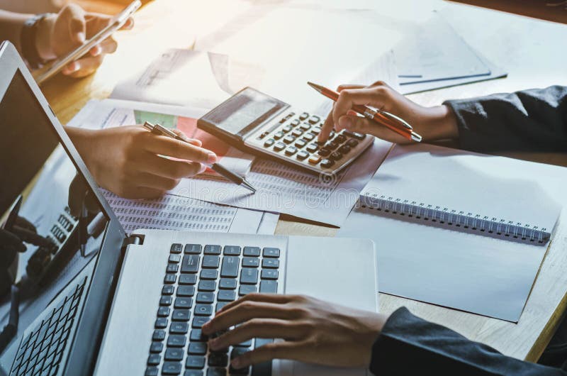 Conceito de contabilidade da mulher de negócio dos trabalhos de equipa financeiro fotos de stock