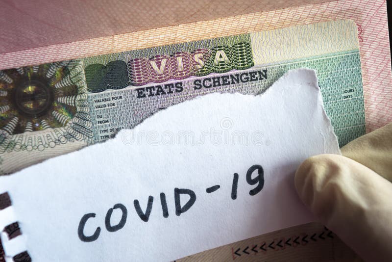 Conceito de coronavírus Nota COVID-19 coronavírus e visto Schengen no passaporte Controlo das fronteiras e quarentena dos turista fotografia de stock Conceito de coronavírus Nota COVID-19 coronavírus e visto Schengen no passaporte Controlo das fronteiras e quarentena dos turista fotografia de stock