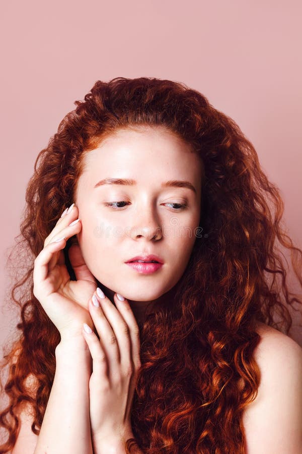 Foto de Menina Bonita Com Cabelo Saqueado Vermelho Sem Maquiagem Olha Para  Longe Em Um Fundo Bege No Estúdio e mais fotos de stock de Beleza natural -  Pessoas - iStock