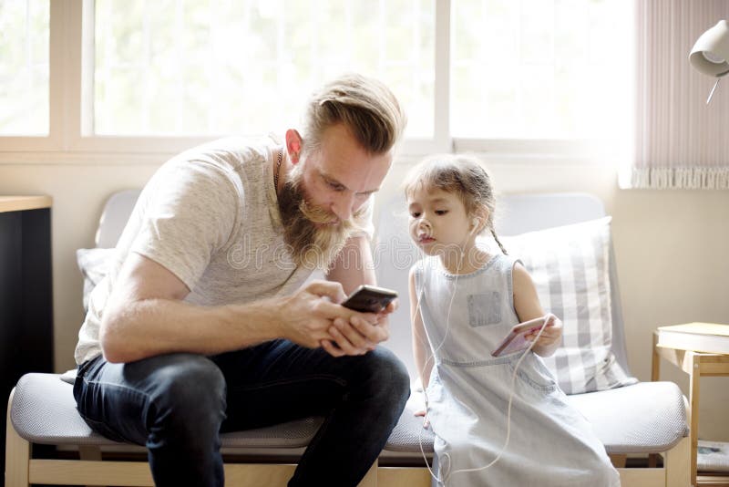 Conceito de Daughter Using Devices do pai foto de stock Conceito de Daughter Using Devices do pai foto de stock