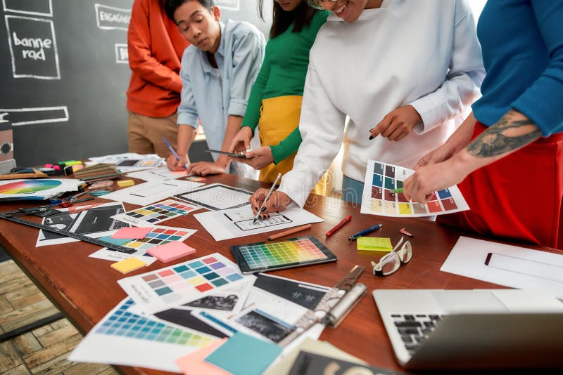 Conceito de desenvolvimento de sítios Web Foto recortada de pessoas criativas criando protótipos de um novo design de site para u fotos de stock