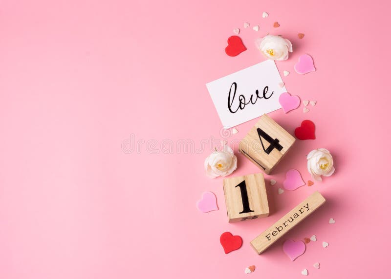Conceito de Dia dos Namorados 14 de fevereiro, calendário em madeira, cartão com a inscrição amor, cor-de-rosa e corações vermelh foto de stock royalty free Conceito de Dia dos Namorados 14 de fevereiro, calendário em madeira, cartão com a inscrição amor, cor-de-rosa e corações vermelh foto de stock royalty free
