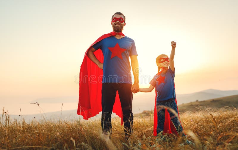 Conceito de dia dos pais. pai e filha criança, na fantasia de super-herói herói no pôr do sol
